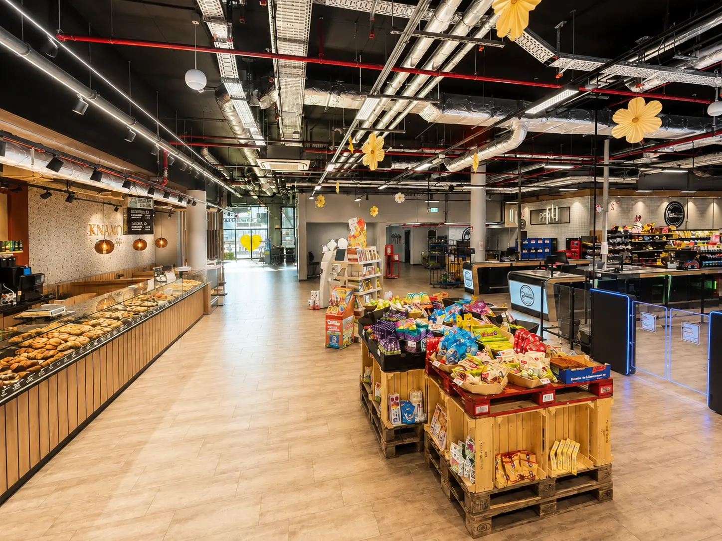 Blick durch EDEKA Höfling mit Bäckerei und Servicebereichen